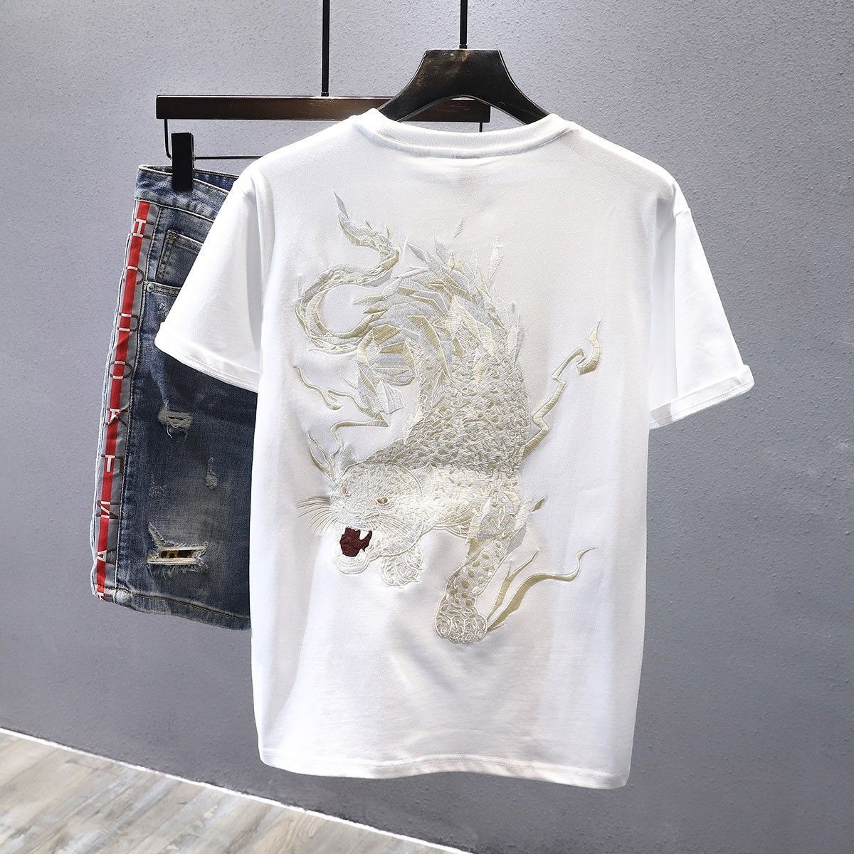 2025 Summer New Men's Handsome Short-sleeved T-shirt Fashion National Trend Loose Tiger Embroidered Half-sleeved Versatile Top_viptrois.com