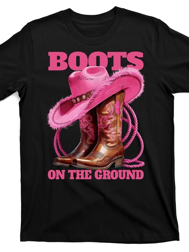 Western Boots On The Ground - Estilo Country Camiseta Negra Con Accesorios Rosados Sombrero Mujeres_viptrois.com