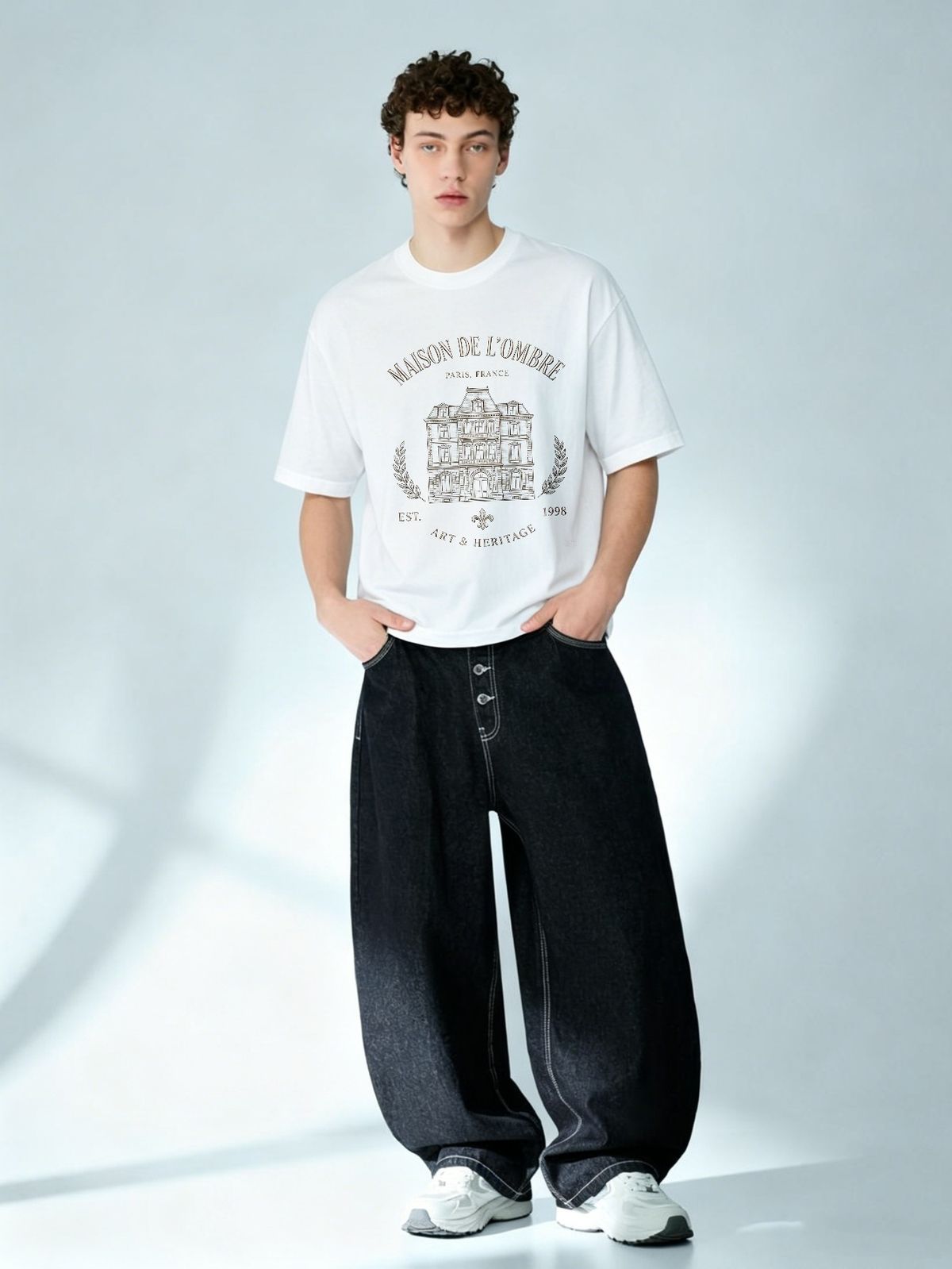 European Style Men's Short Sleeve T-Shirt, Vintage Paris Building MAISON DE L'OMBRE Print, Casual Round Neck Streetwear Tee_viptrois.com