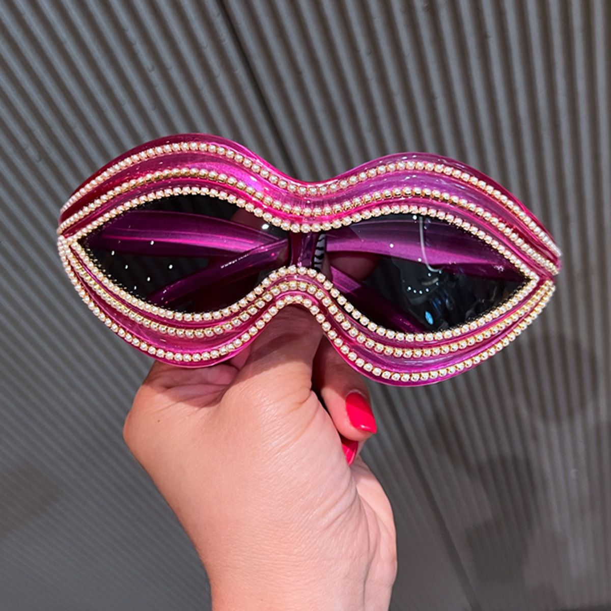 Fashion Y2K Sunglasses For Women One Piece Special Shaped Mouth Pearl Lines Exaggerated Sunglasses For Women Ins_viptrois.com