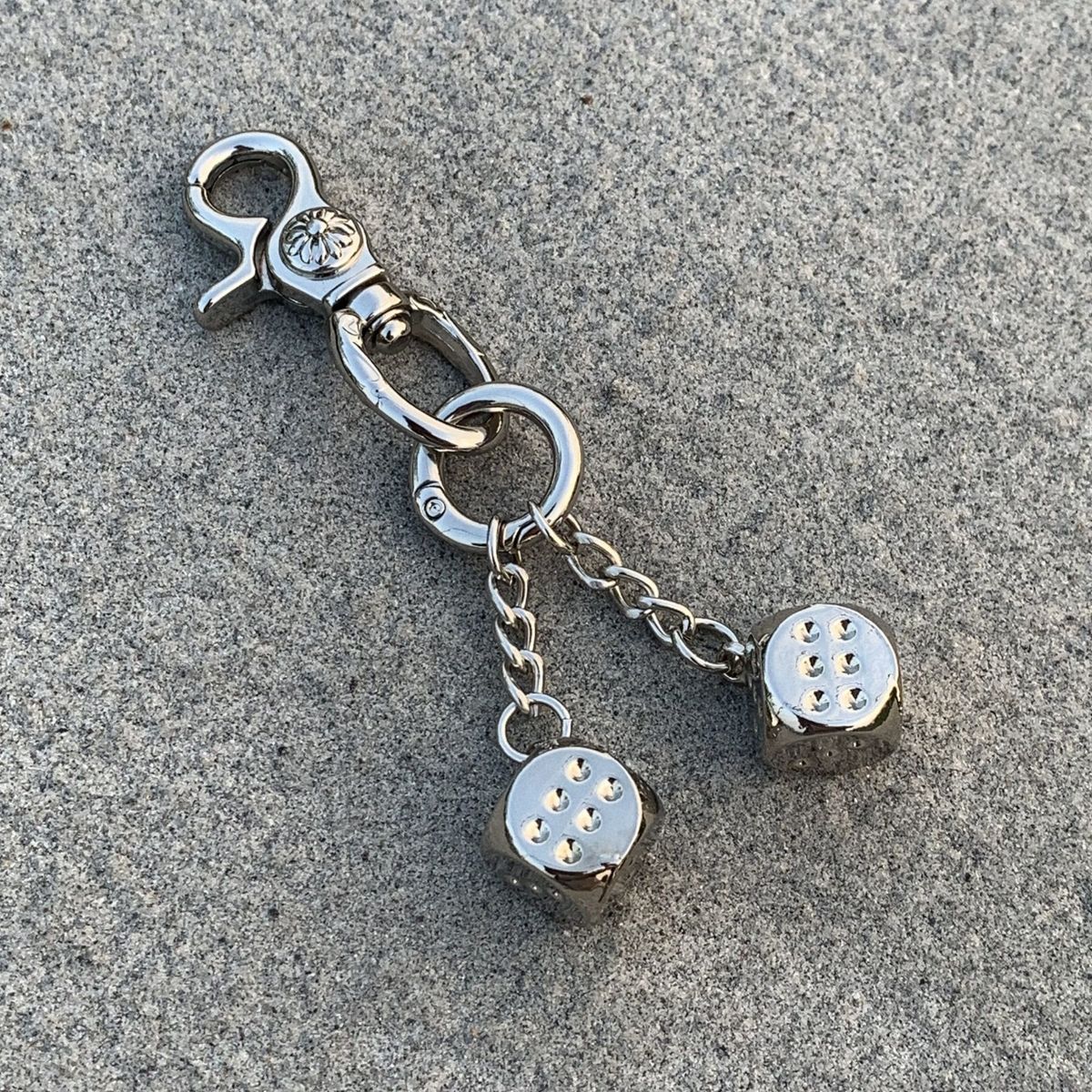 Solid Metal Dice Keychain - Premium Luxury Keyring With Vintage & Post-Apocalyptic Style For Bags, Backpacks & Accessories (Multiple Color Options)_viptrois.com