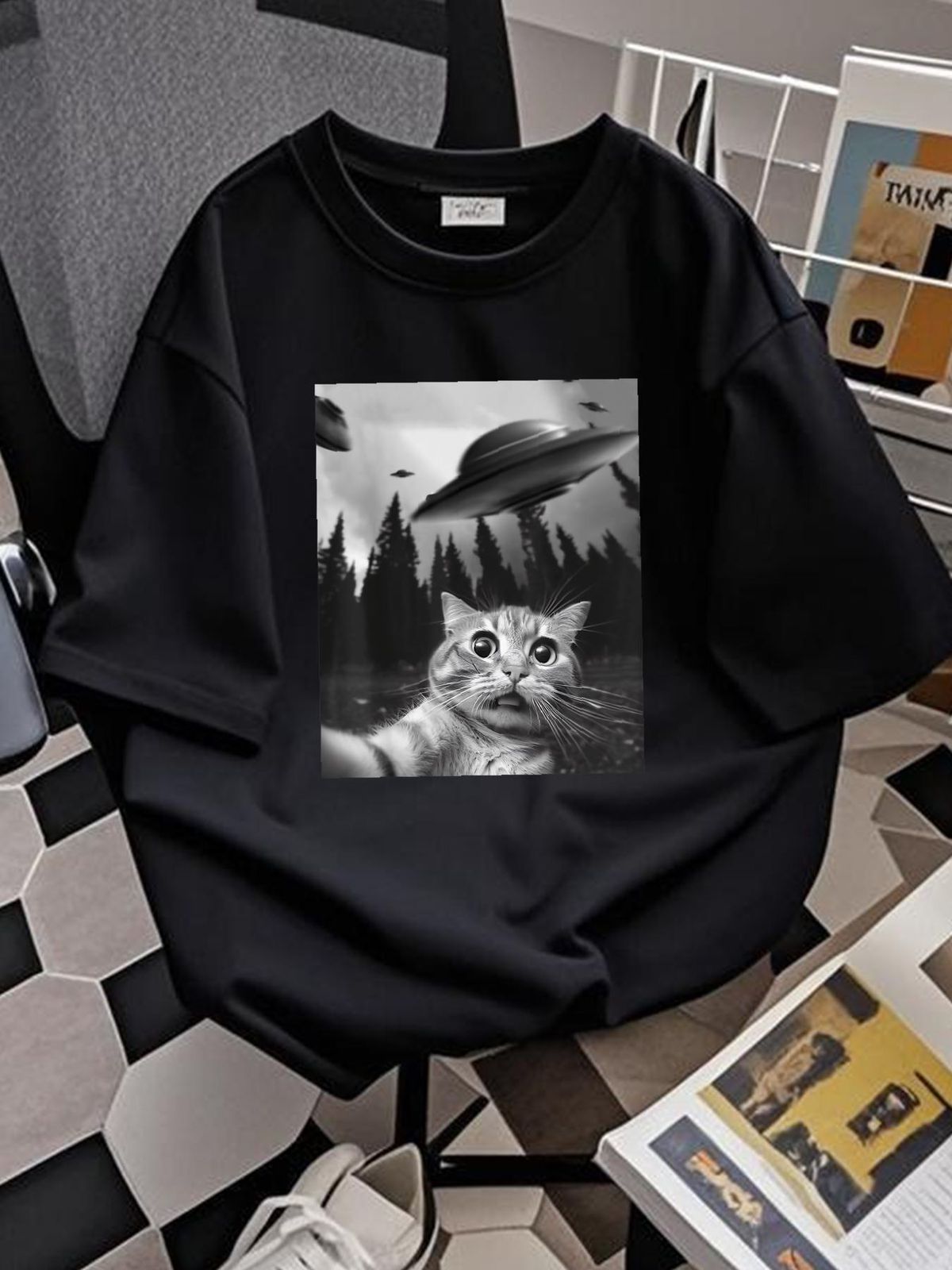 Funny Cat Selfie With UFOs Awesome Cat Lover Gift Unisex T-Shirt Fashion Top For Everyday Wear Stretched Graphic Soft Homme Versatile_viptrois.com