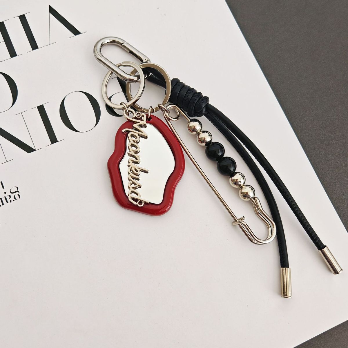 Bag Pendant Irregular-shaped High-end Metal Bag Pendant, Makeup Mirror Leather Rope, Couple Keychain_viptrois.com