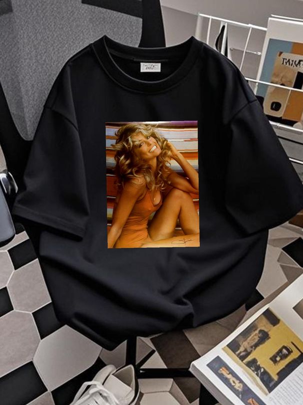 Farah Fawcett Classic Pin Up Pose Gray Shirt M Port And Company Graphic Summer Fashion Casual Streetwear Versatile Unisex Slightly Stretched Homme_viptrois.com