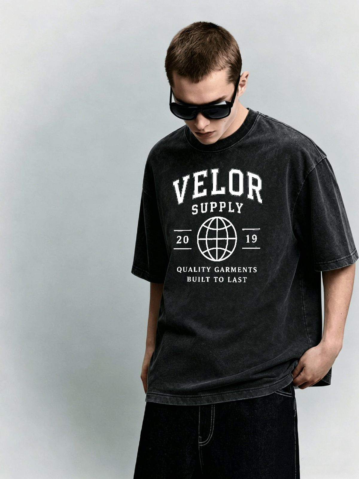 Heavyweight 230g Washed Varsity-Style Globe Outline Printed T-Shirt Men's Urban Streetwear Tee_viptrois.com