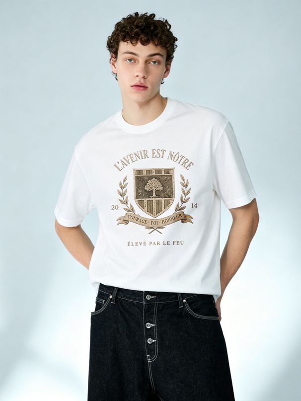 European Trendy Light Luxury Men's Short Sleeve T-Shirt, Vintage Crest L'AVENIR EST NÔTRE Print, High-end Casual Streetwear Tee_viptrois.com