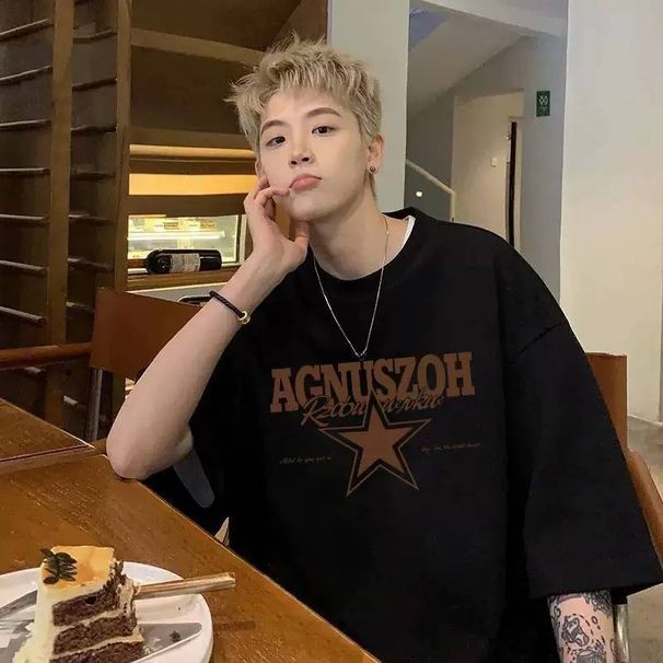 2025 New Men's T-shirt, Japanese-style Cartoon Animation, Personalized Casual Wear, Versatile, Slim-fitting, Short-sleeved_viptrois.com