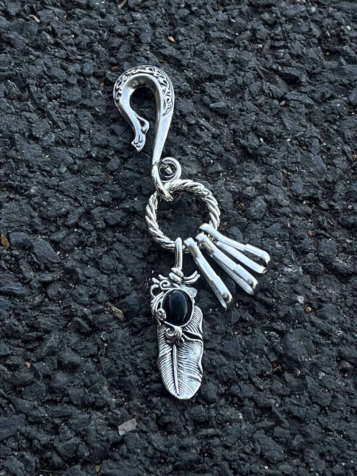 Handcrafted Black Twisted Metal Keychain - Unique Three-Ring Design, Durable And Stylish Accessory Everyday Use Black Wreath Three Ring Buckle_viptrois.com
