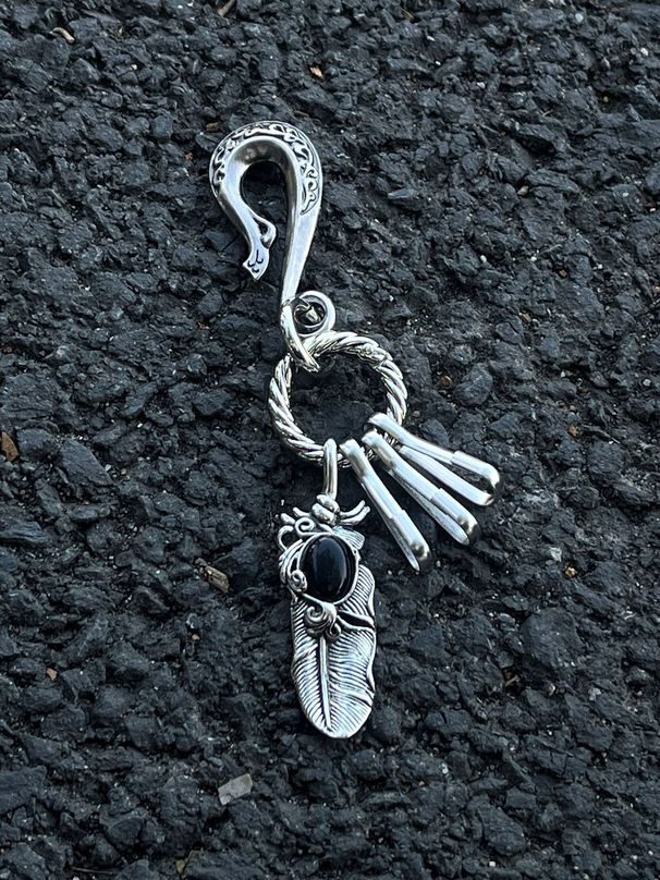 Handcrafted Black Twisted Metal Keychain - Unique Three-Ring Design, Durable And Stylish Accessory Everyday Use Black Wreath Three Ring Buckle_viptrois.com