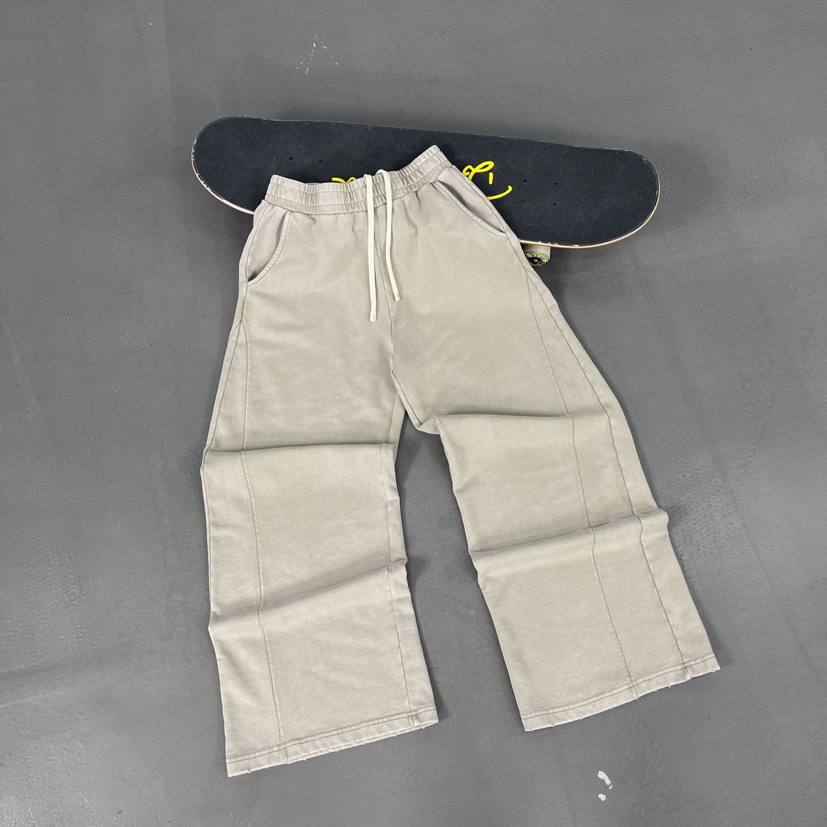 Vintage Washed Wide-Leg Cargo Pants – Streetwear Distressed Cotton Blend (Unisex, Oversized Fit, Snowflake Bleach Effect, S-XXL, High-Waisted)_viptrois.com