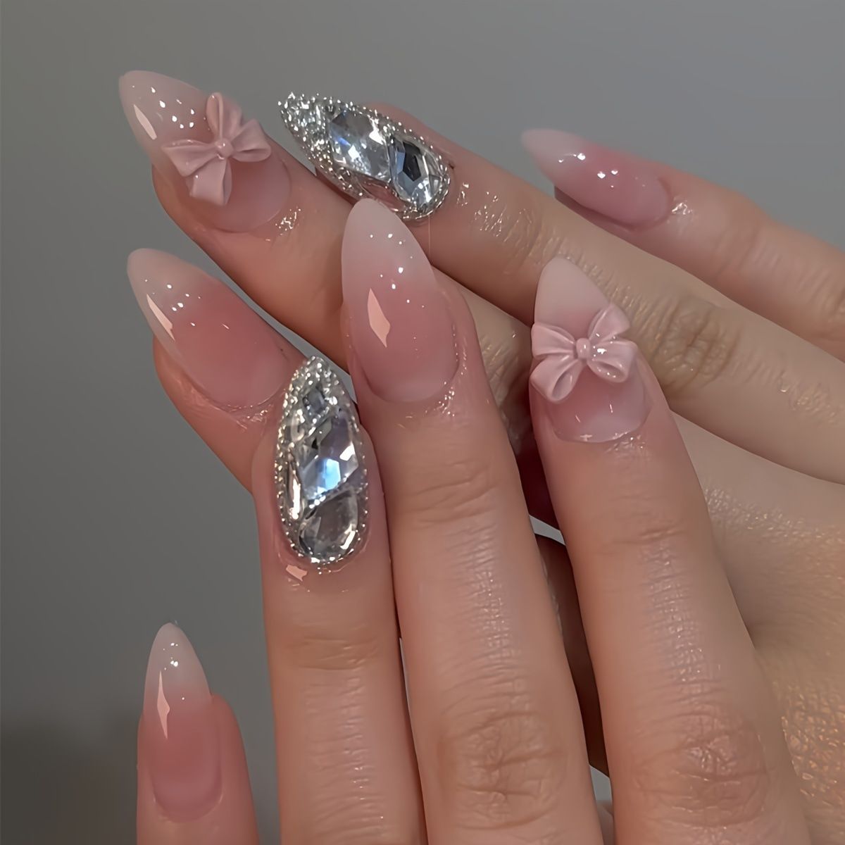 Flashing Diamond Bow Almond Shaped Short False Nails - Sweet & Cool Wearable Nails With New Technology (European & American Style)_viptrois.com