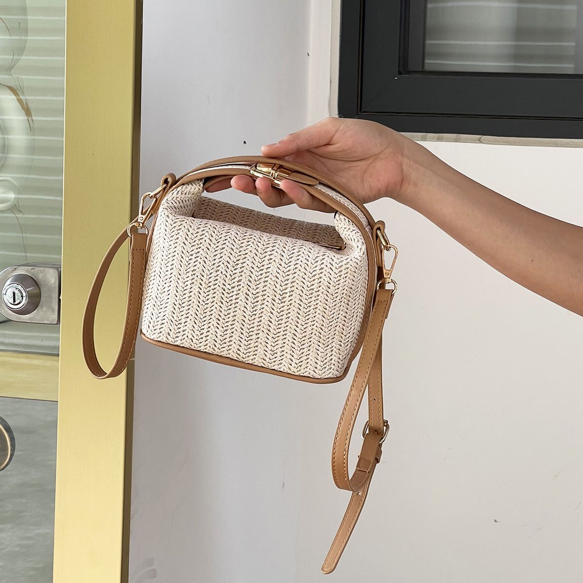 Mini Bag Straw Bag Bucket Bag Hand Held Messenger Bag Guangzhou Wholesale Handbag Contrast Color Versatile Women's Bag Woven Bag_viptrois.com