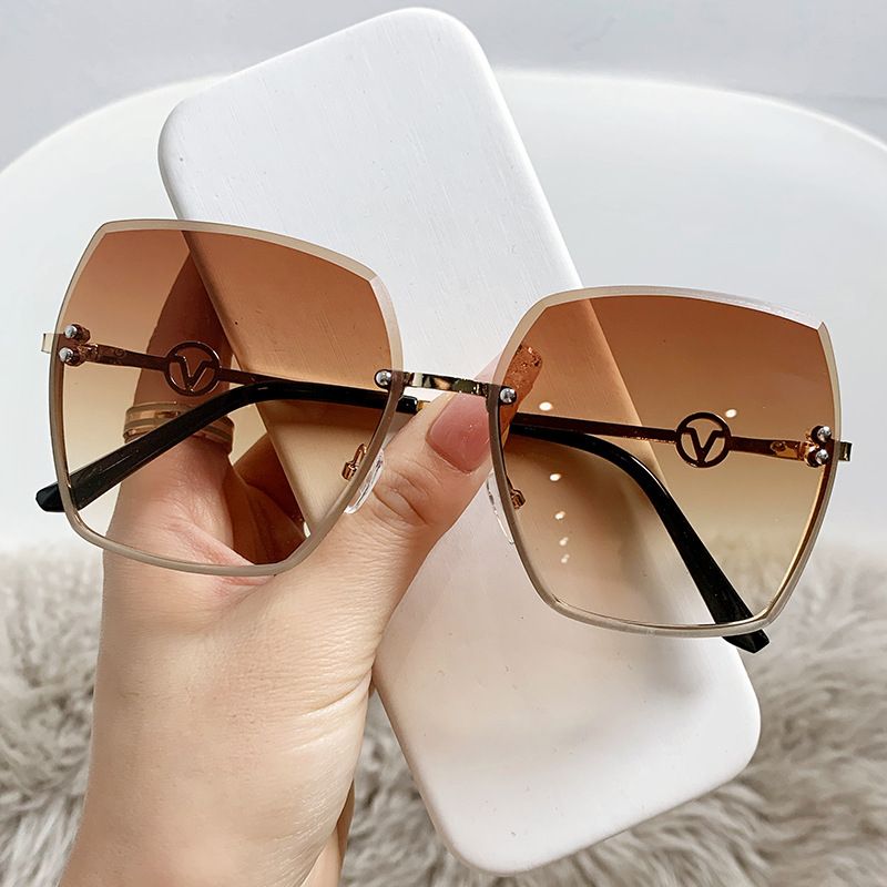 New frameless cut edge women's fashion, with a large metal frame and gradient purple light sunglasses for driving_viptrois.com