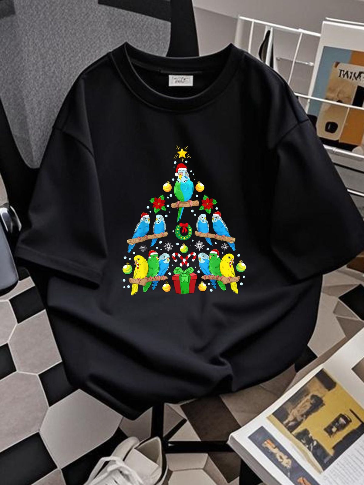 NEW! Budgie Christmas Tree Bird Christmas Present T-Shirt Comfortable Stylish Top For Everyday Wear Graphic Breathable Casual Fashion Stretched_viptrois.com