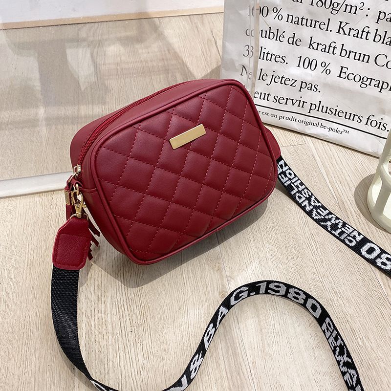 Women's Designer Camera Bag - Quilted Crossbody Purse With Letter Strap, Sequins & Fringe (Stylish Zip Closure Shoulder Bag)_viptrois.com