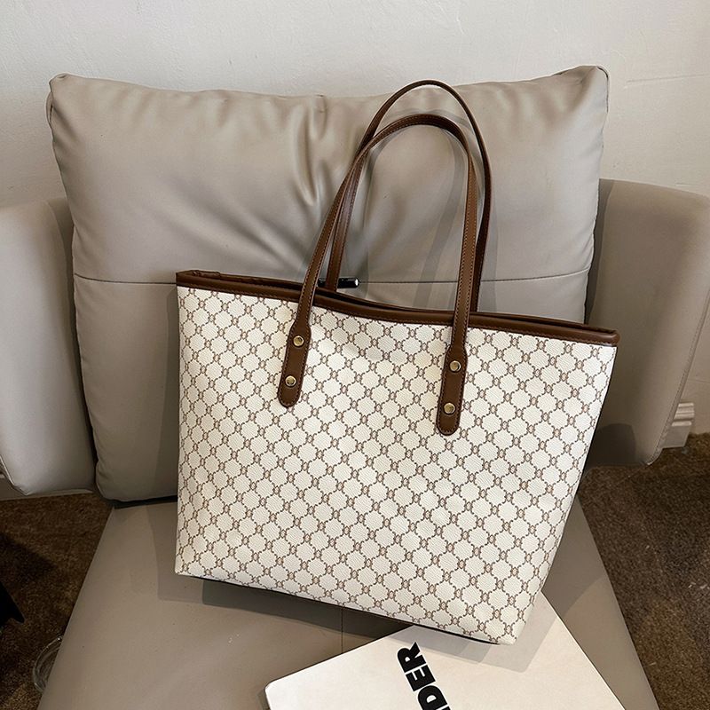 Spacious & Stylish Women's Tote Bag For Daily Commute - Fashionable Crossbody Handbag With Zipper Closure, Lightweight PU Material_viptrois.com