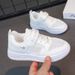 2025 New Style Girls' White Shoes Spring And Autumn Boys' Non Slip Solid Bottom Shoes Thick Bottom Heightening Children's Sports Shoes_viptrois.com