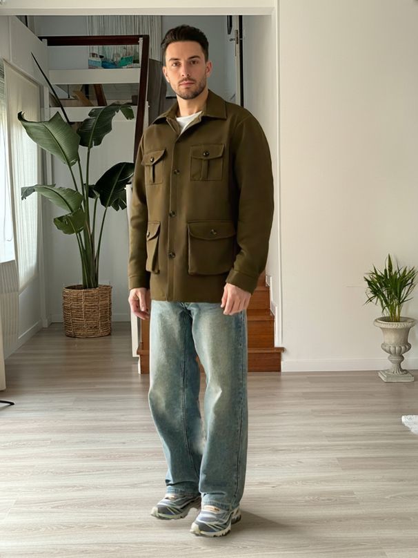 "British-Inspired Utility Jacket – Multi-Pocket Workwear With Relaxed Fit & Turn-Down Collar"_viptrois.com