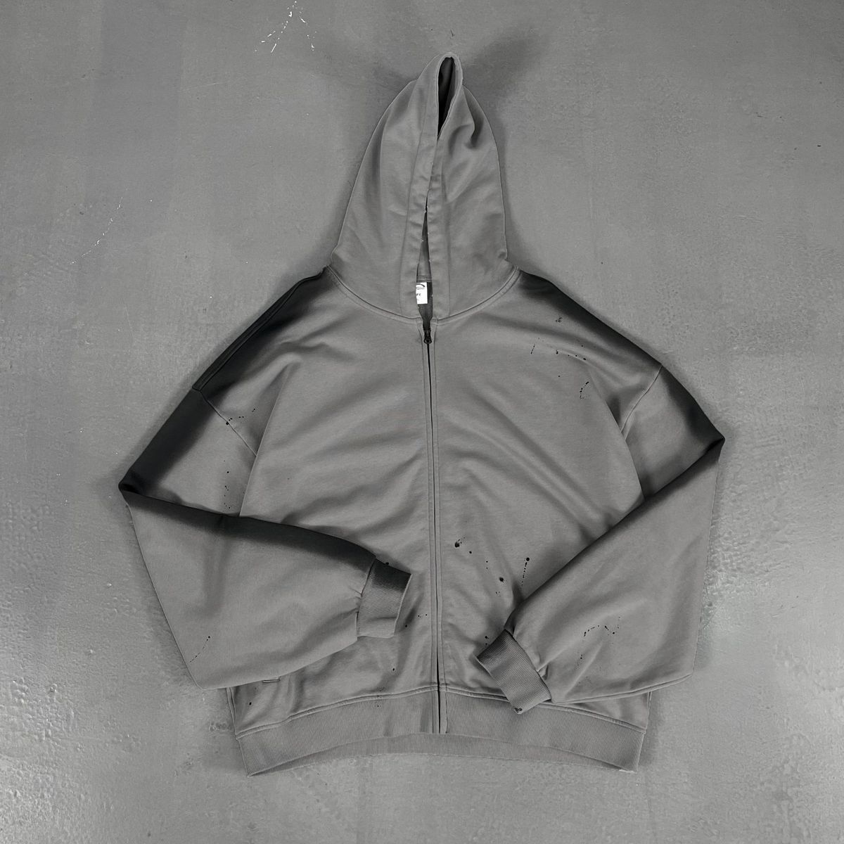 430g Heavyweight Punk Zip Hoodie – Distressed Spray-Paint Streetwear (Unisex, Oversized Fit, Graffiti Splatter, S-XXL, Kangaroo Pocket)_viptrois.com