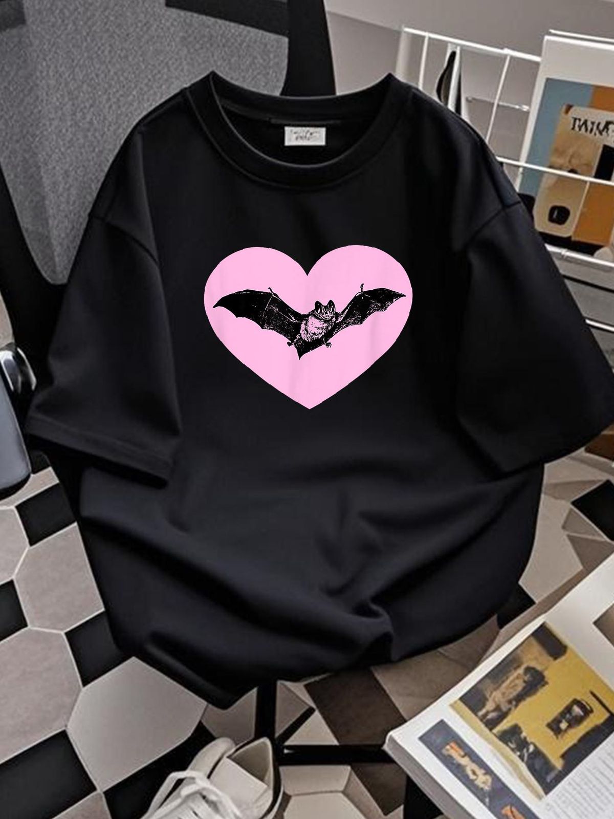 Gothic Bat Red Heart Goth Halloween Valentine's Day T-Shirt Women Unisex Streetwear Soft Breathable Designer Clothes Stylish Comfortable Versatile Women Top Graphic Tees Fashion Stretched Graphic Slightly T-Shirt For Women Casual Casual_viptrois.com