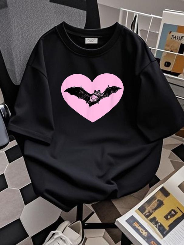 Gothic Bat Red Heart Goth Halloween Valentine's Day T-Shirt Women Unisex Streetwear Soft Breathable Designer Clothes Stylish Comfortable Versatile Women Top Graphic Tees Fashion Stretched Graphic Slightly T-Shirt For Women Casual Casual_viptrois.com